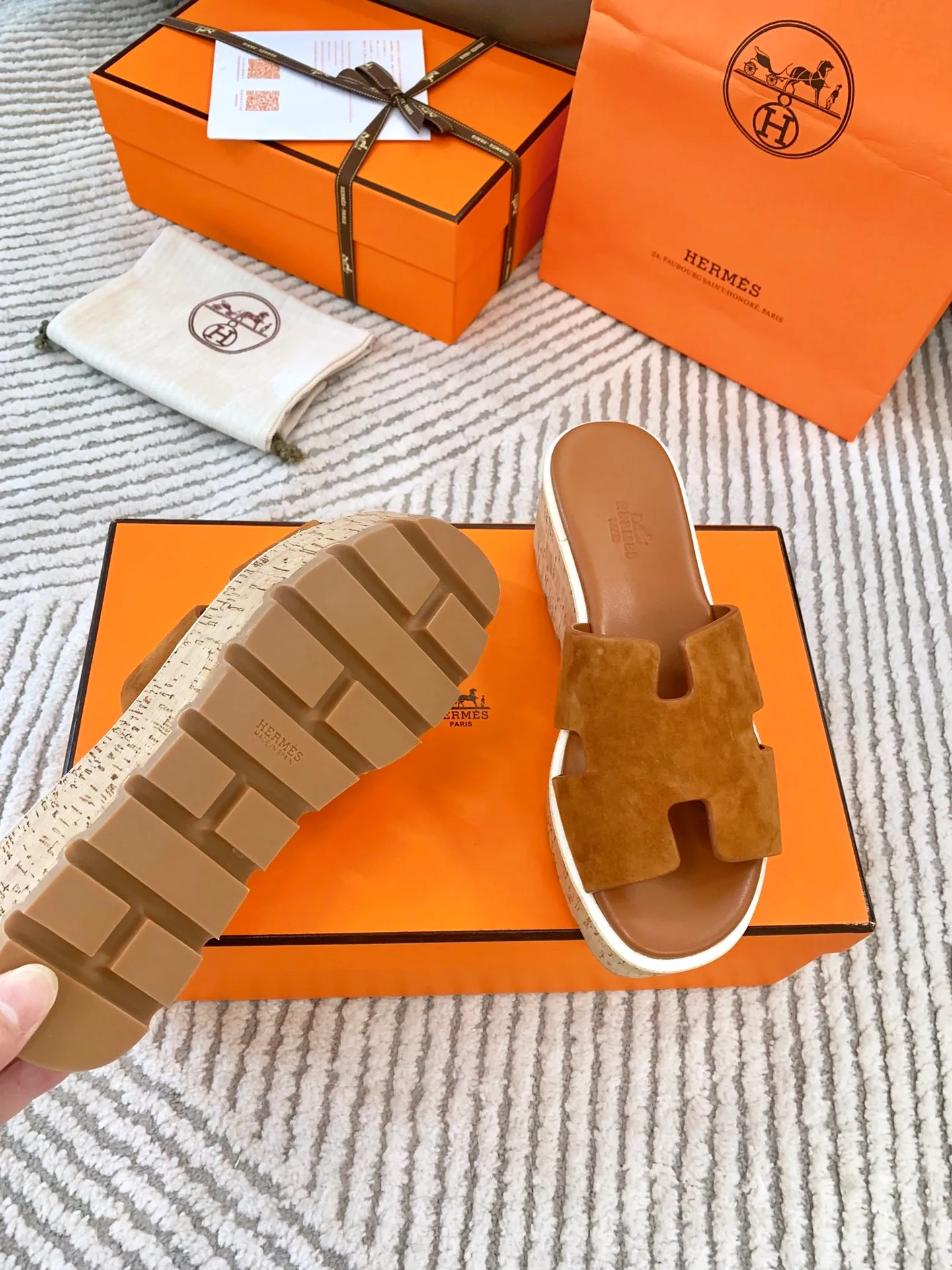 👟👟Ex-factory price 500👟👟 Peak enamel is made by hand, supreme purchasing agent level! Hermes spring and summer new slippers, high-end customization, exclusive products, the highest version in the industry, authentic mold opening and customization, laminating technology, heavy investment in development of a fully matched steel mold, perfect authentic version of the logo, exclusive correct version of the original font, Italian original calfskin cut upper, non-slip rubber outsole, lining: foot pads, pure imported Italian mixed breed, environmentally friendly goatskin, genuine leather welt, original packaging size: 34~41 (34.40. 41) Customized-no returns or exchanges